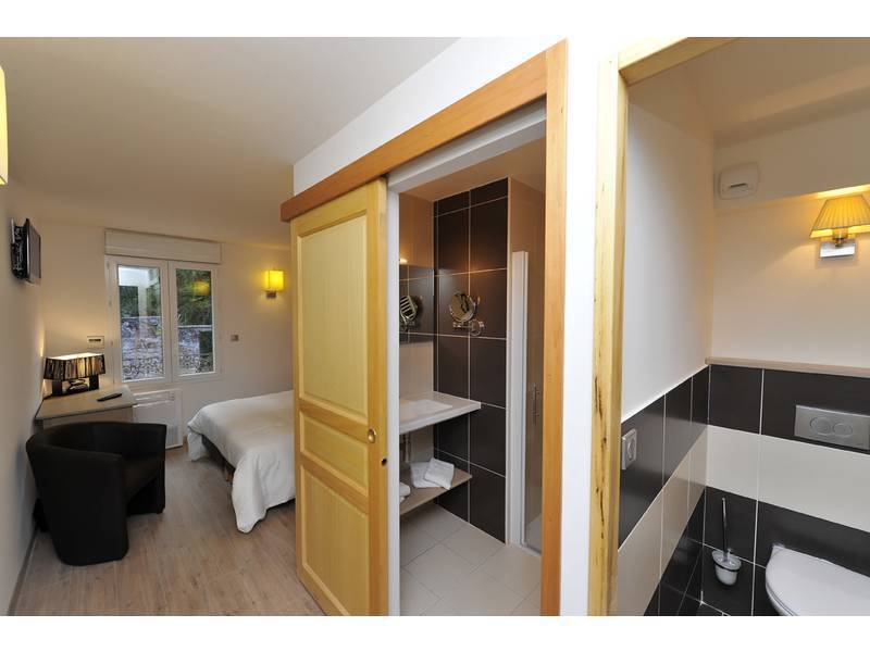 Logis Hotel Restaurant Les 2 Rives - A75, En Bordure De Riviere Banassac Exterior photo
