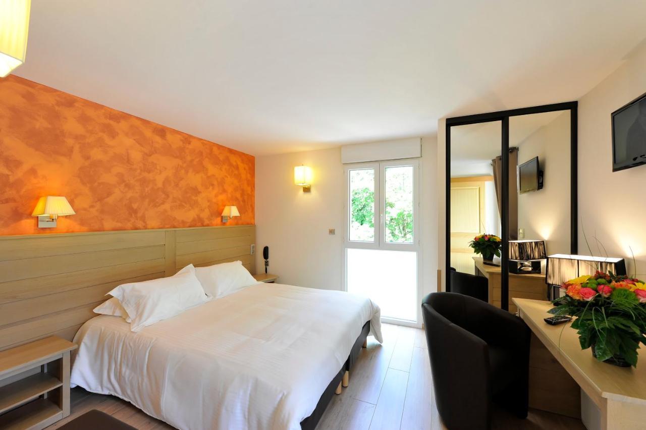 Logis Hotel Restaurant Les 2 Rives - A75, En Bordure De Riviere Banassac Exterior photo