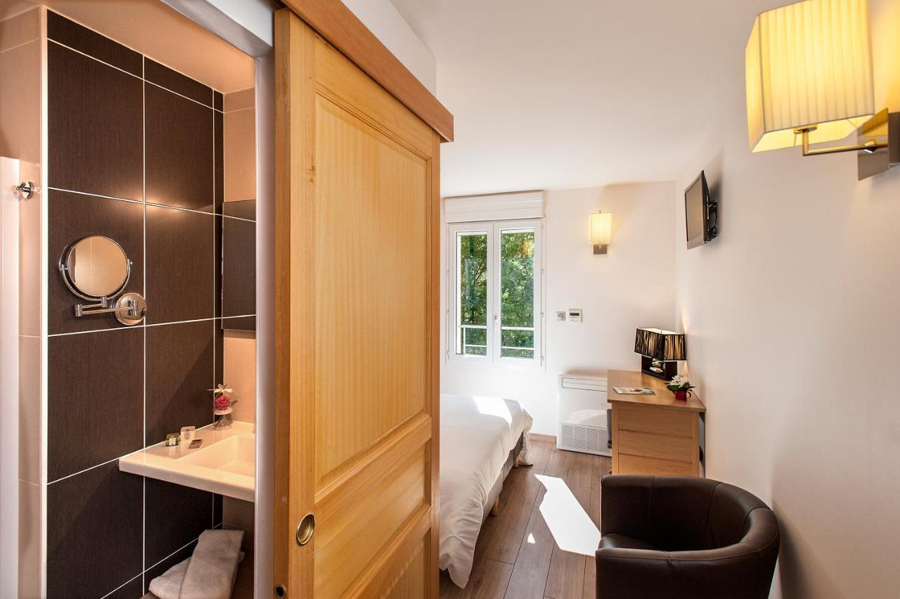 Logis Hotel Restaurant Les 2 Rives - A75, En Bordure De Riviere Banassac Exterior photo