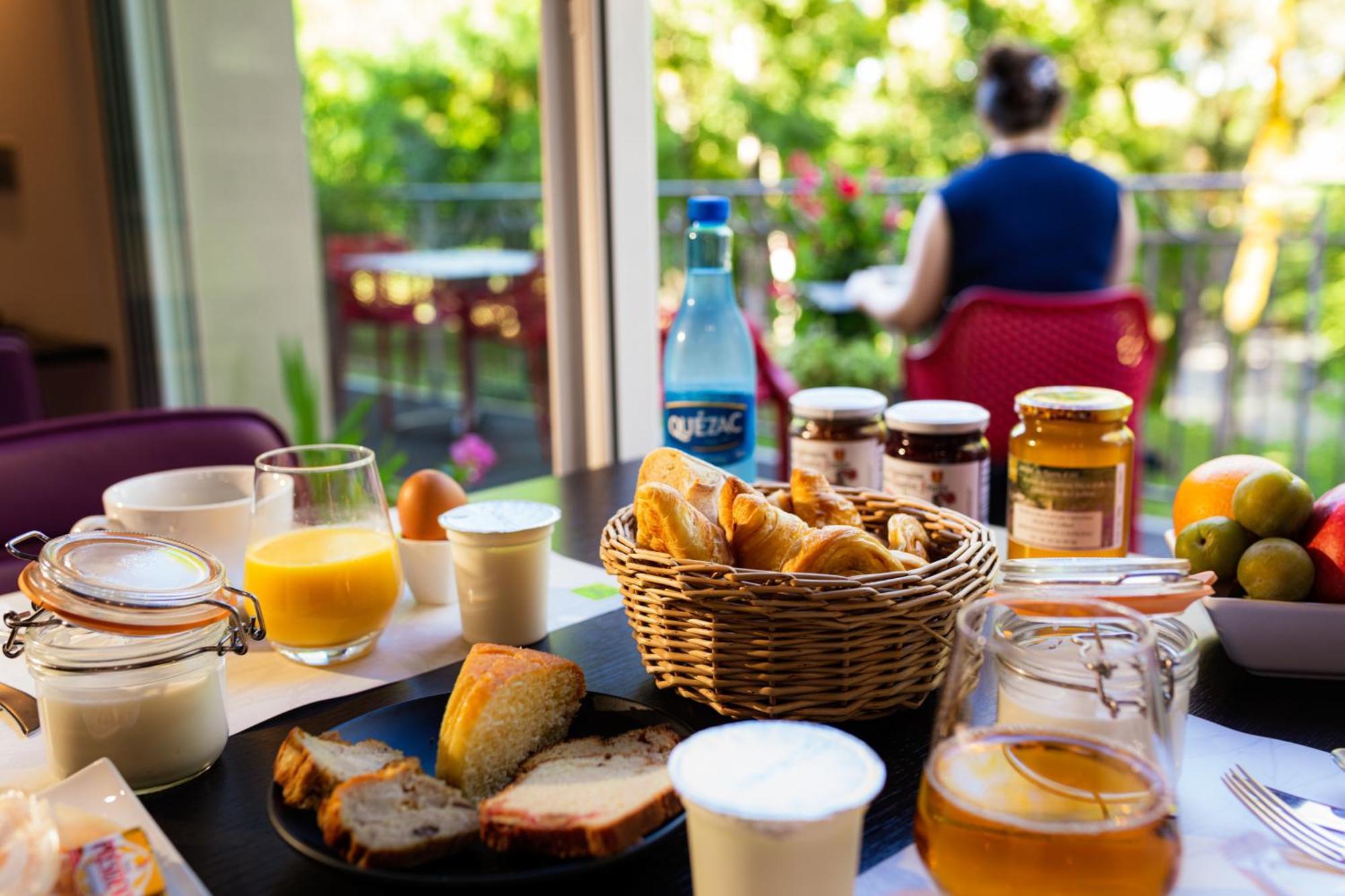 Logis Hotel Restaurant Les 2 Rives - A75, En Bordure De Riviere Banassac Exterior photo