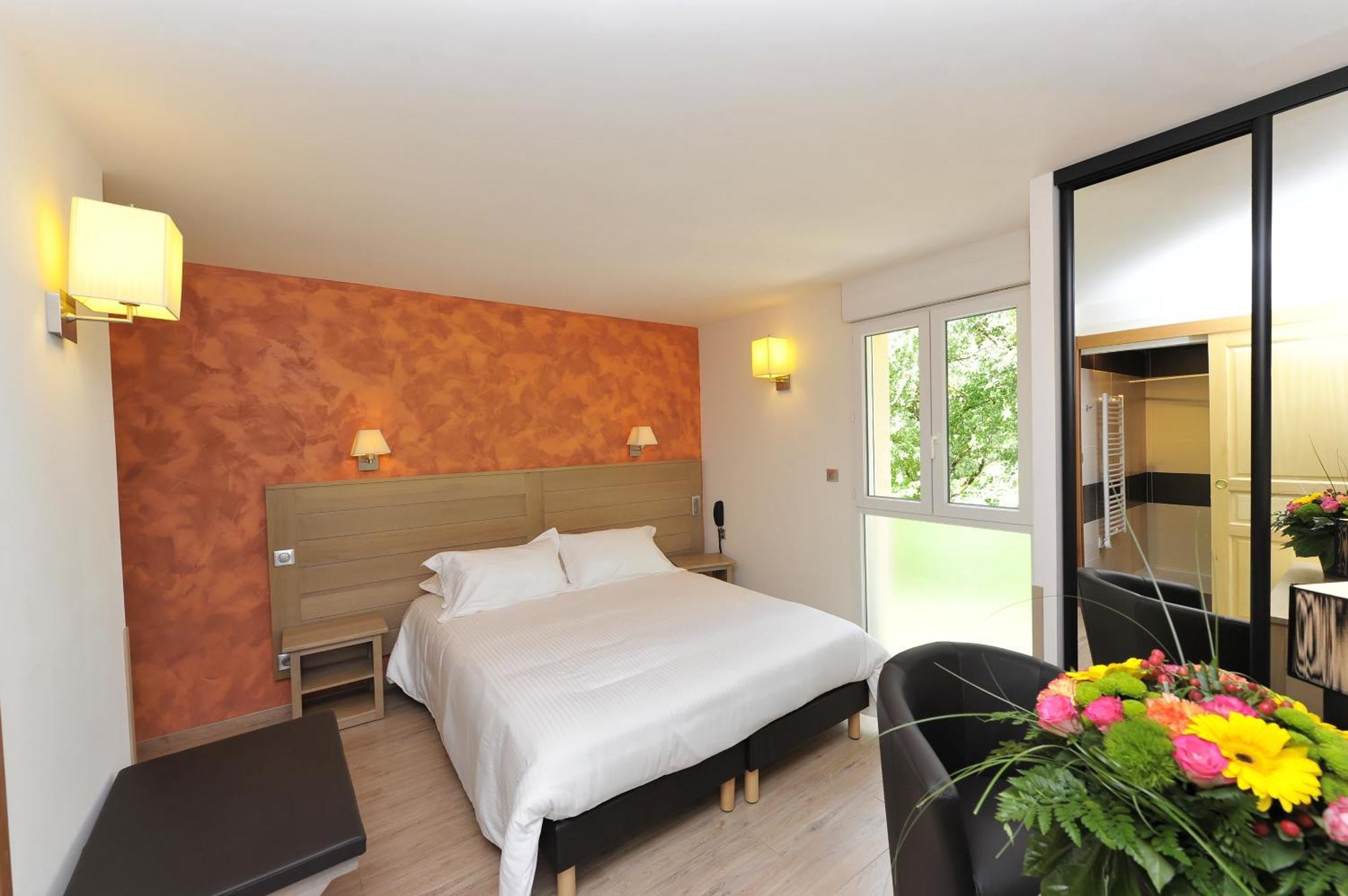 Logis Hotel Restaurant Les 2 Rives - A75, En Bordure De Riviere Banassac Exterior photo