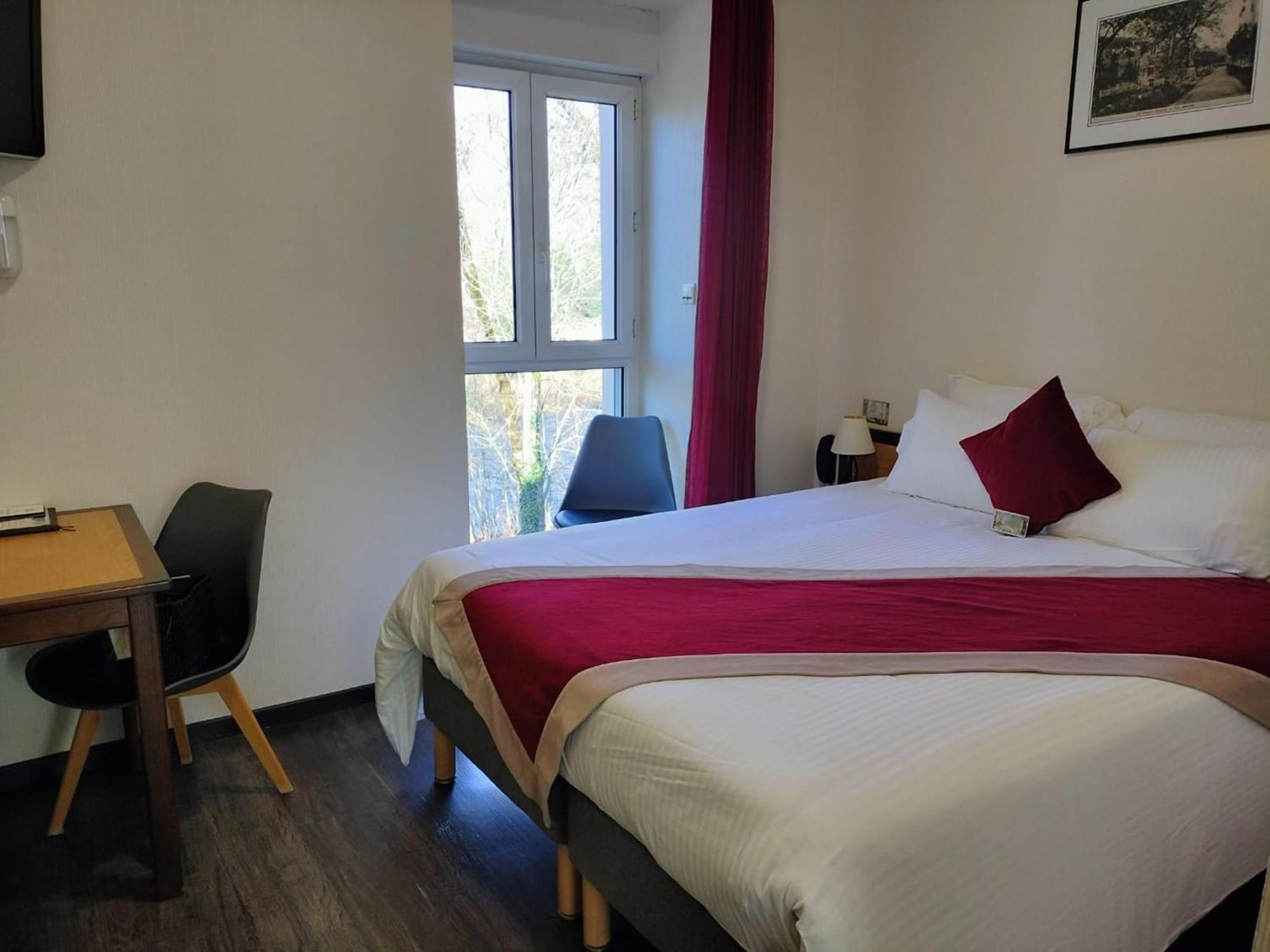 Logis Hotel Restaurant Les 2 Rives - A75, En Bordure De Riviere Banassac Room photo
