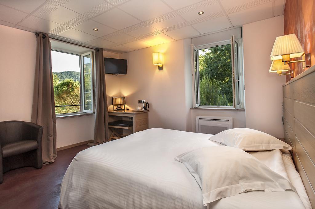 Logis Hotel Restaurant Les 2 Rives - A75, En Bordure De Riviere Banassac Exterior photo