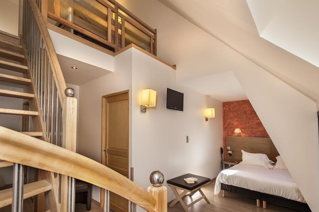 Logis Hotel Restaurant Les 2 Rives - A75, En Bordure De Riviere Banassac Exterior photo