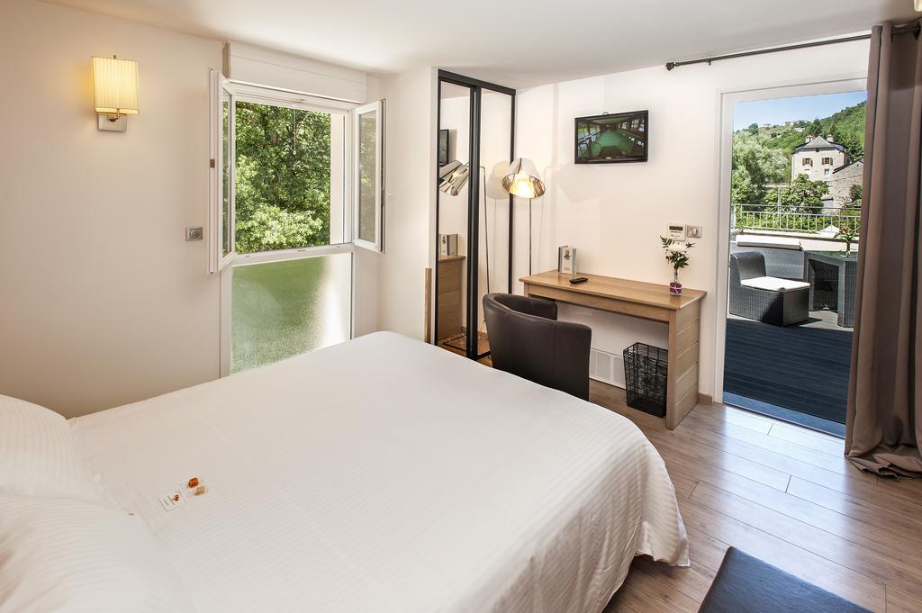 Logis Hotel Restaurant Les 2 Rives - A75, En Bordure De Riviere Banassac Exterior photo