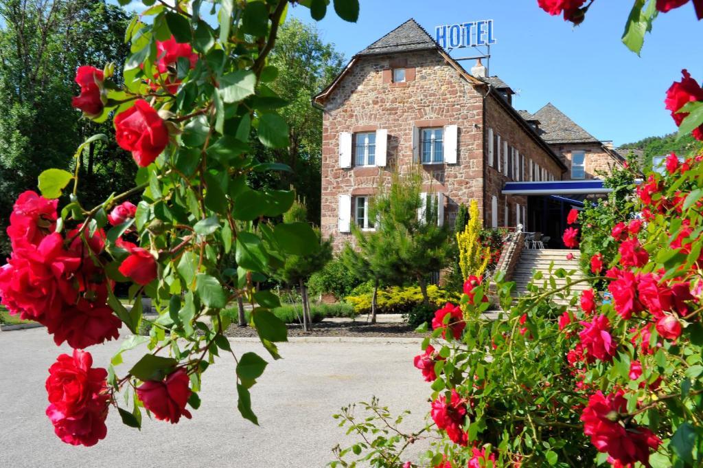 Logis Hotel Restaurant Les 2 Rives - A75, En Bordure De Riviere Banassac Exterior photo