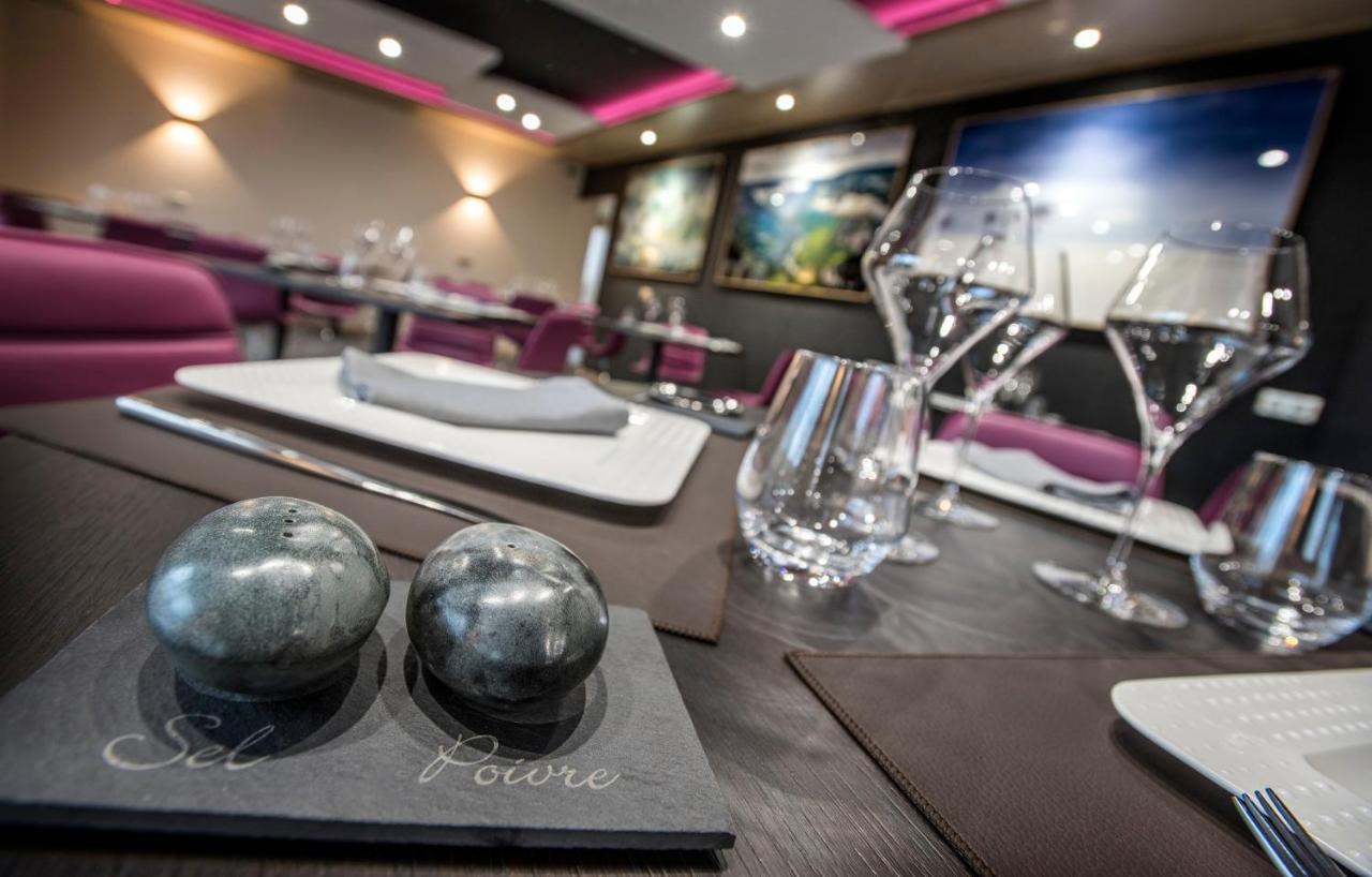 Logis Hotel Restaurant Les 2 Rives - A75, En Bordure De Riviere Banassac Exterior photo